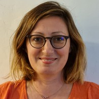 Stéphanie Borel, orthophoniste et formatrice de la formation surdité orthophonie "Quelle intervention orthophonique pour un adulte devenu sourd ?". Elle est spécialisée spécialisée dans le suivi des patients adultes implantés cochléaires.